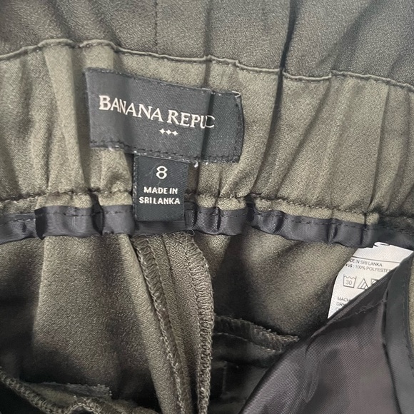 BANANA REPUBLIC  Olive Green High Rise 5" Inseam Pleated Shorts | Size 8 - Picture 6 of 7